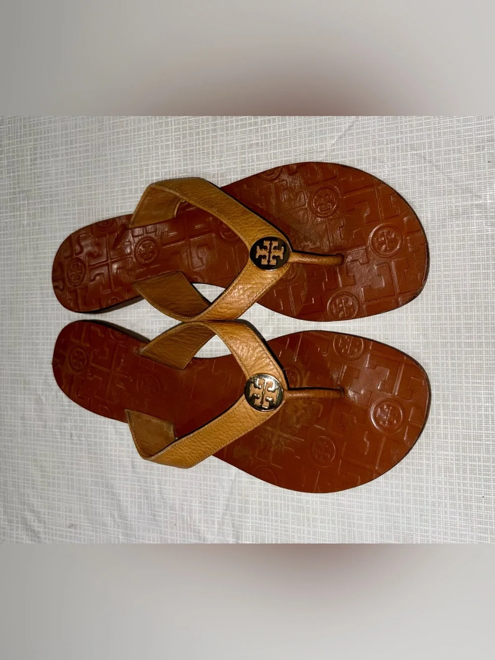 Tory Burch Sz 9 Tan Leather Gold Toned Logo Thong Sandals flat flip flops